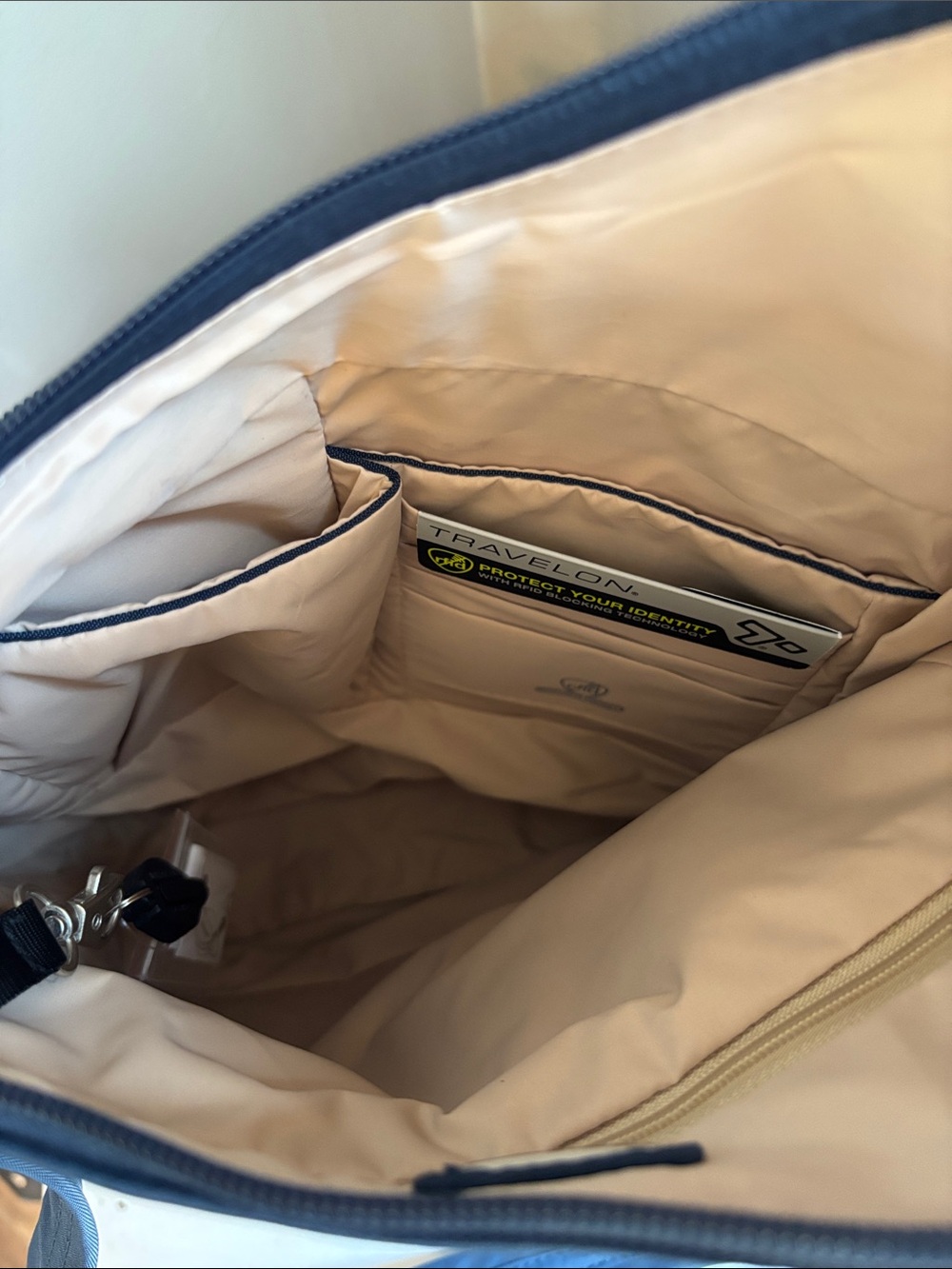 New with tags!Beautiful Travelon Anti-Theft Signature Compartment Crossbody Bag - Picture 7 of 7